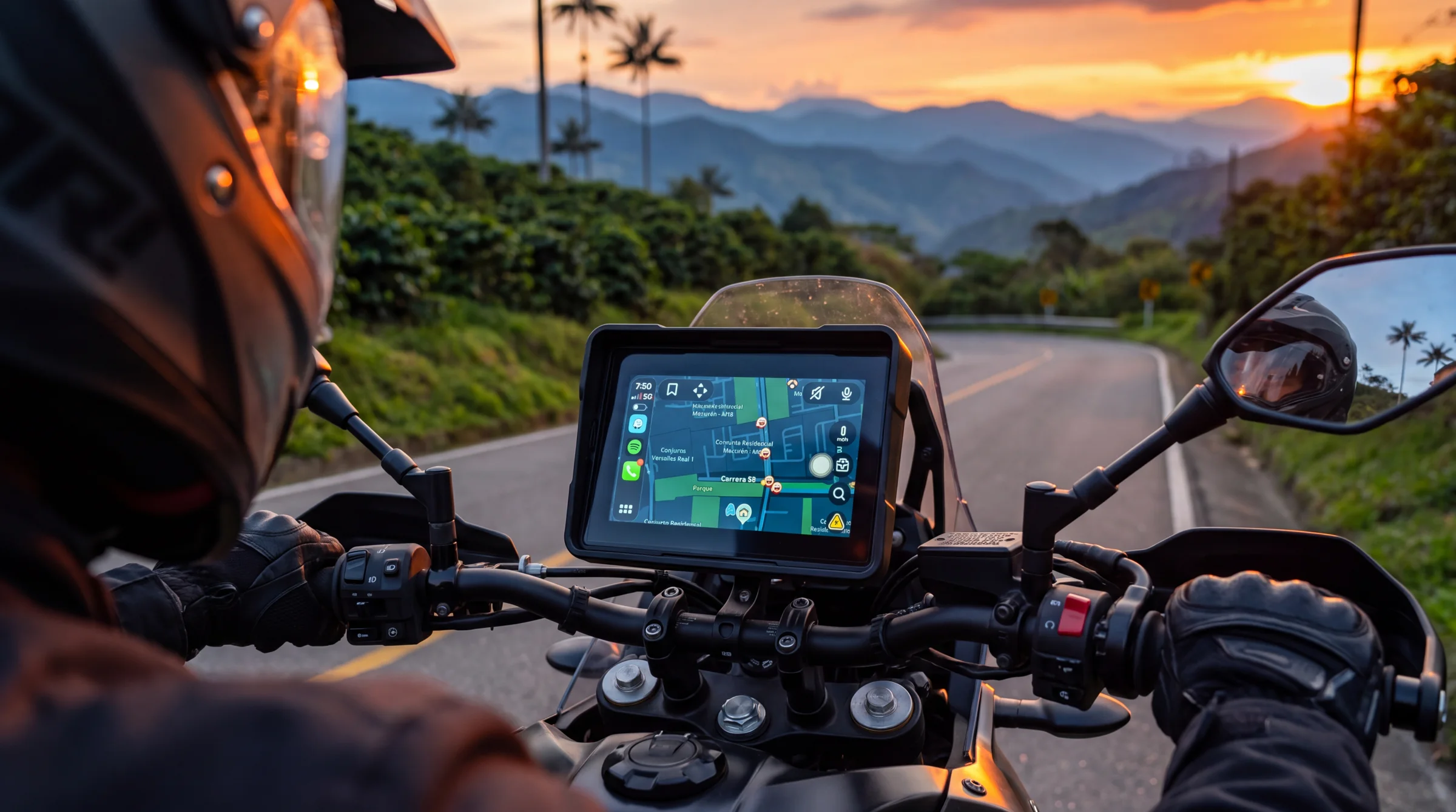 Pantalla F5-CC con navegación en una moto, carretera del Eje Cafetero al atardecer