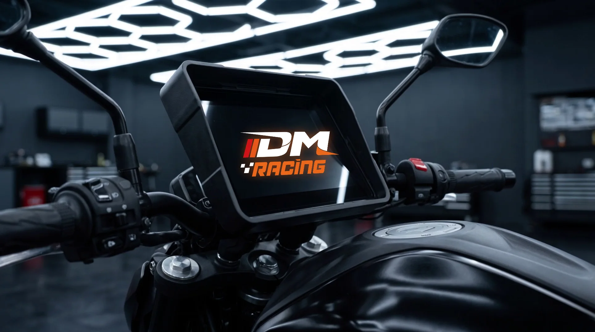 Pantalla DM Racing instalada en el manubrio de una moto en el taller, con el logo en pantalla